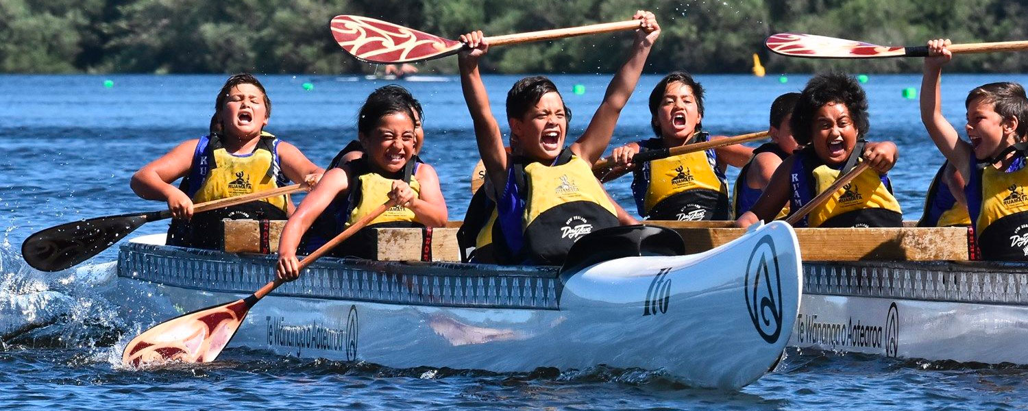 Women's Waka Ama teams