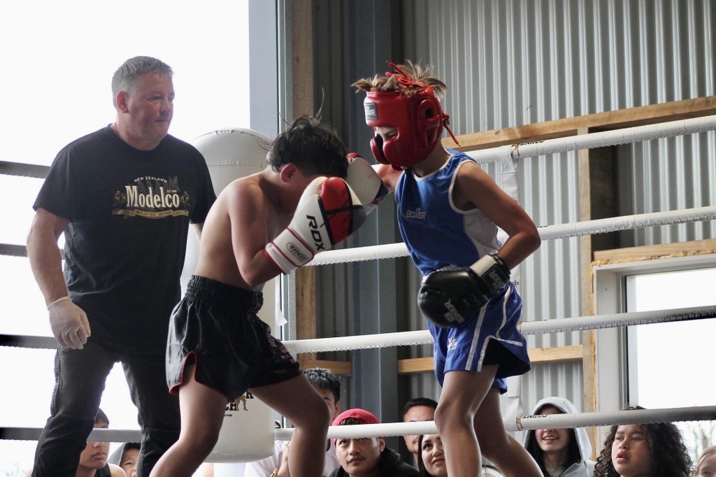 2 boys boxing